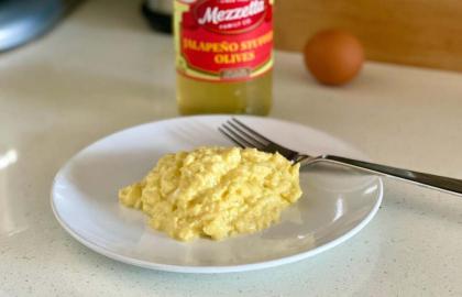 Làm trứng bẩn bằng nước ô liu