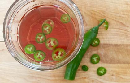 Bỏ vài quả ớt vào thứ rượu hồng khốn nạn của anh