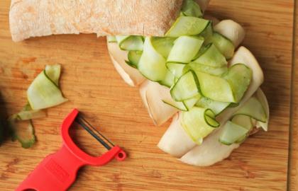 Cách tốt nhất để giữ dưa chua không trượt khỏi bánh mì kẹp của bạn