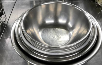 Bạn có thể dùng tô trộn làm nắp chảo rán